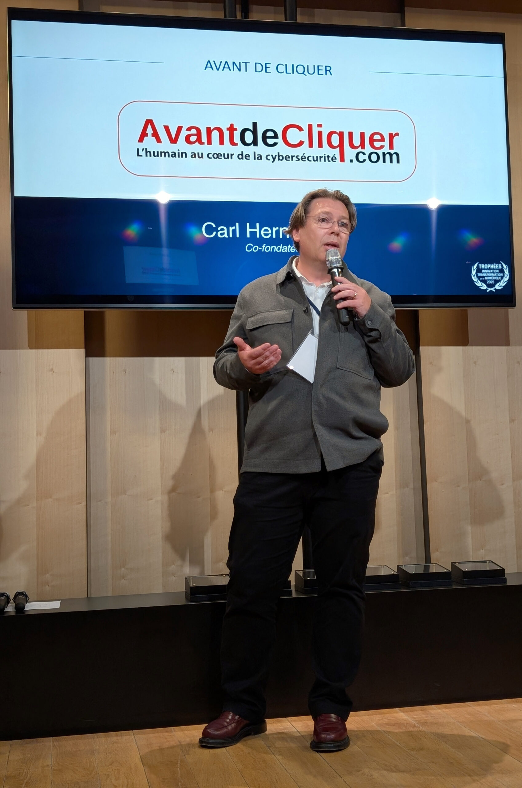 Carl Hernandez - Trophée Transformation Numérique Souveraine Carl Hernandez reçoit un trophée pour Avant de Cliquer aux Trophées 2025