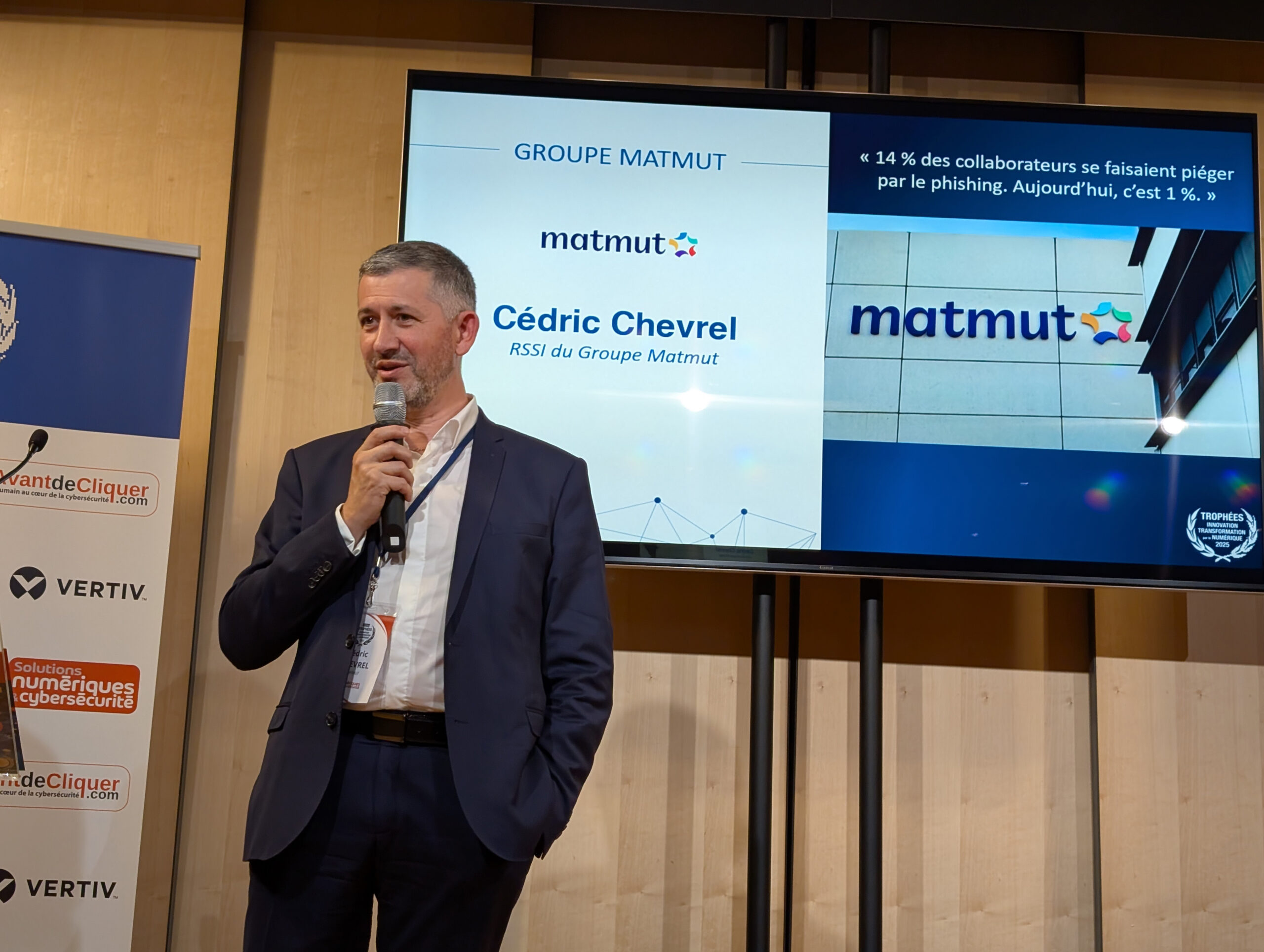 Cédric Chevrel - MATMUT récompensée aux Trophées 2025 Cédric Chevrel reçoit un trophée pour la transformation numérique du groupe MATMUT