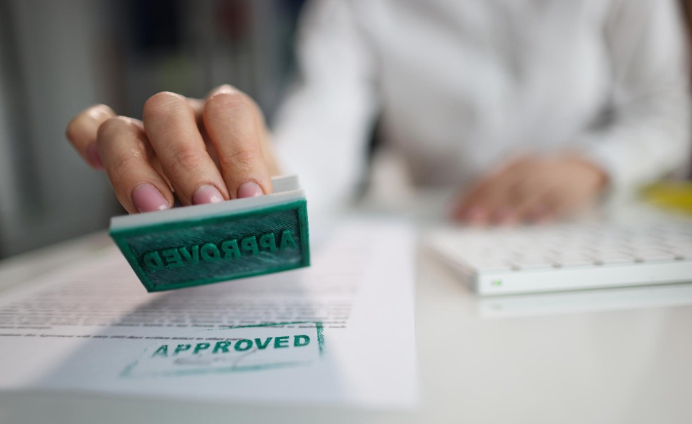 Tampon Approved symbolisant l’importance de la certification ISO 27001 obtenue par Hucency